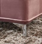 Luxus Sofa Dortmund mit Seidenglanz Stoff in hellgrau / altrosa und Chromfüßen