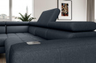 Modernes Sofa mit verstellbaren Kopfastützen und Ablage