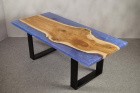 Holztisch aus amerikanischer Walnuss mit Epoxidharz Füllung
