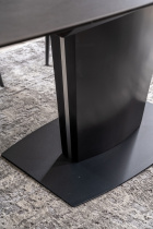 Detailansicht Tischfuß in Schwarz matt mit Metallakzenten