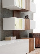 Moderne Wohnwand Quill in Weiß Hochglanz und Eiche - Detailansicht der Hängeschränke