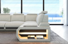 Detailansicht der Armlehne mit LED-Beleuchtung beim Sofa Siena