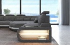 Stoff Eck Couch Asti in der L Form in grau - Hugo5. Detailansicht der kleinen Armlehne mit LED Beleuchtung und Glasplatte.