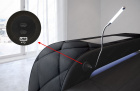 Detailbild des USB Anschlusses in der Armlehne beim Ledersofa Bologna U Form Mini mit LED Licht und USB