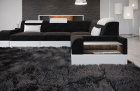 Detailansicht der kleinen Armlehne beim Mini L Form Sofa Trivento mit LED, USB und in Stoffbezug