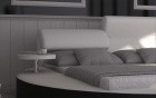 Bett mit verstellbarer Rückenlehne und drehbaren Tischen