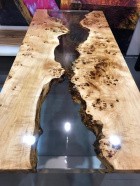 Pappel Holztisch mit Epoxidharz Füllung