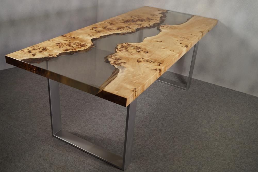 Holztisch mit Epoxidharz Füllung